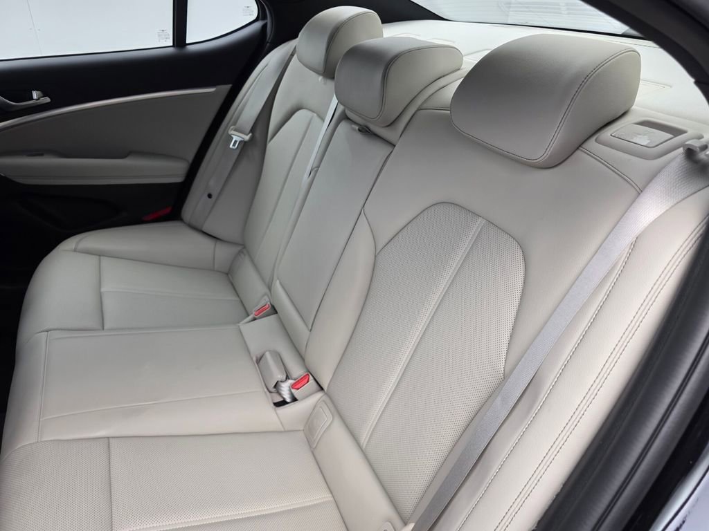 Used 2023 Genesis G70 2.0T RWD image 15