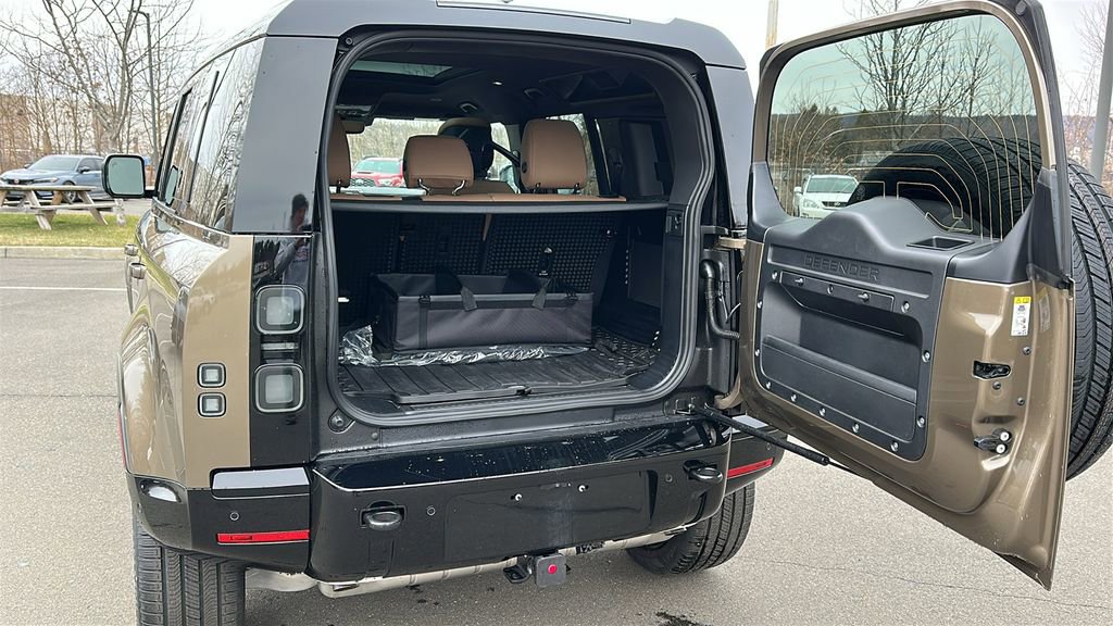 New 2026 Land Rover Defender 110 X-Dynamic SE image 25
