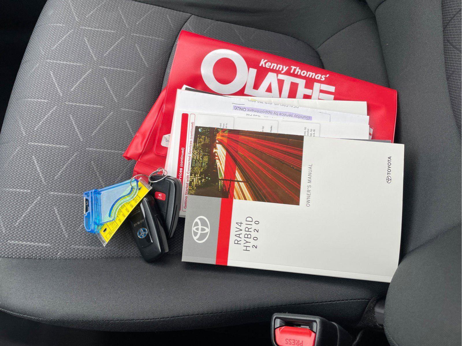 Used 2020 Toyota RAV4 XLE w/ Carpet Mat Package image 4