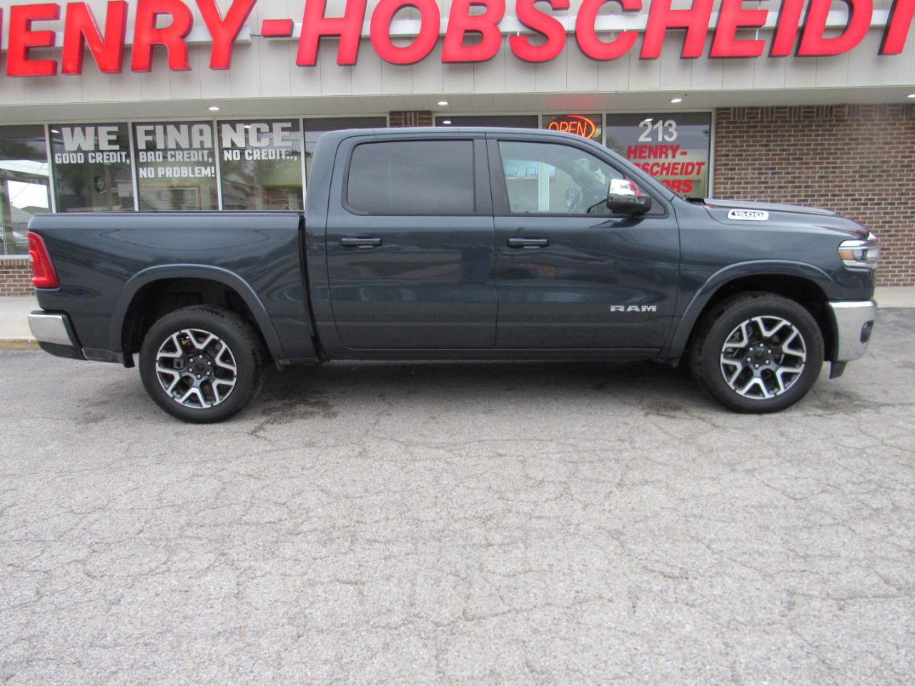 Used 2025 RAM 1500 Laramie AWD/4WD image 9