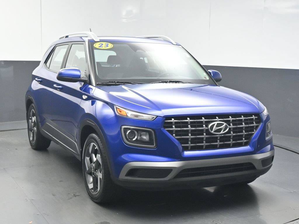 Used 2023 Hyundai Venue SEL FWD image 2