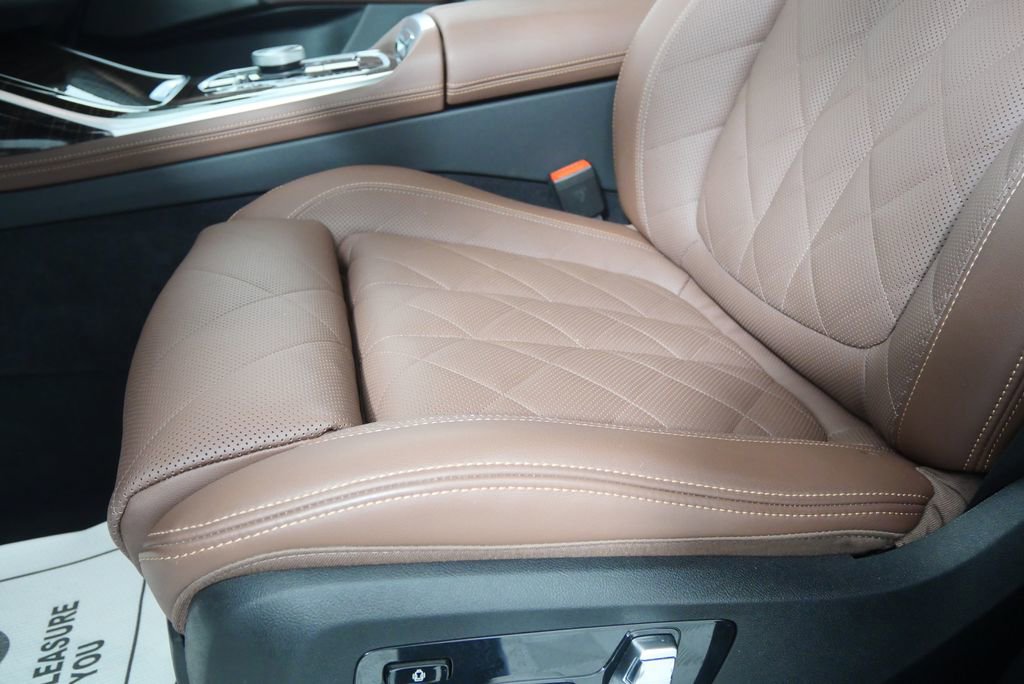 Used 2026 BMW X7 xDrive40i w/ Executive Package AWD/4WD image 9