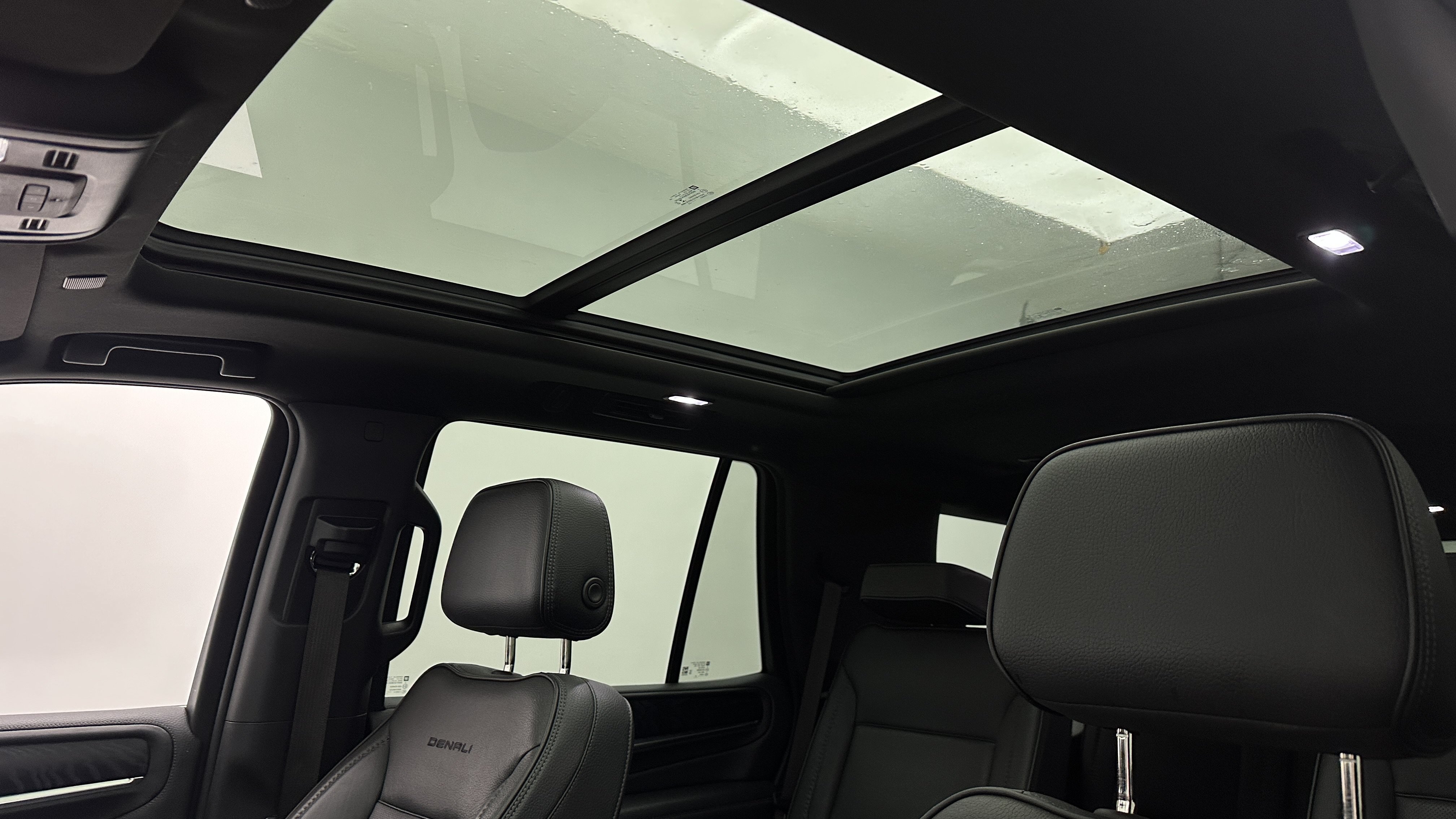 Used 2022 GMC Yukon Denali RWD image 4