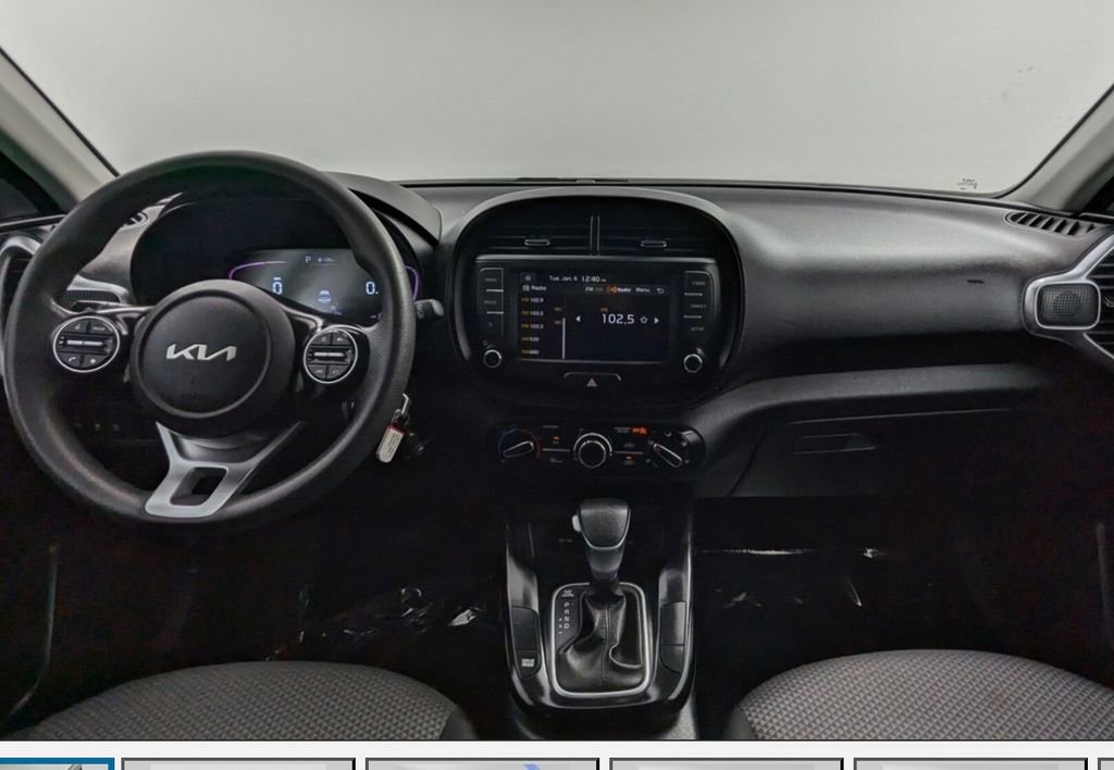 Used 2025 Kia Soul LX w/ LX Technology Package FWD image 3