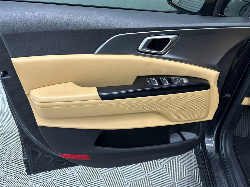 Used 2022 Kia Carnival LX image 11