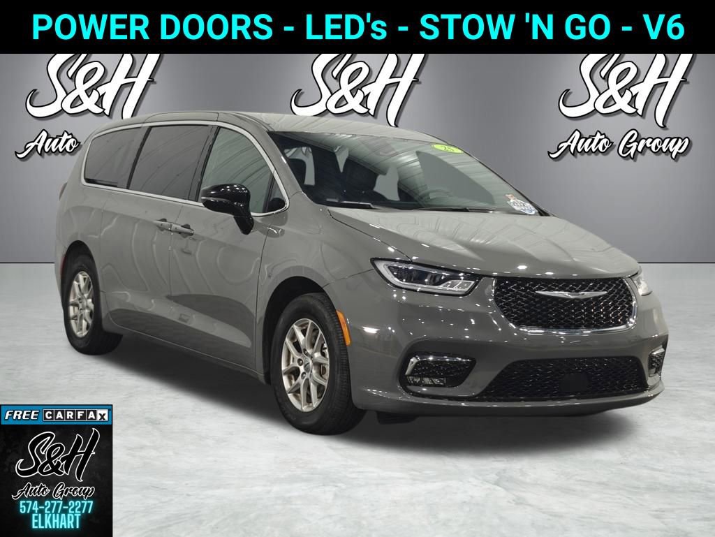 Used 2025 Chrysler Pacifica Select image 1