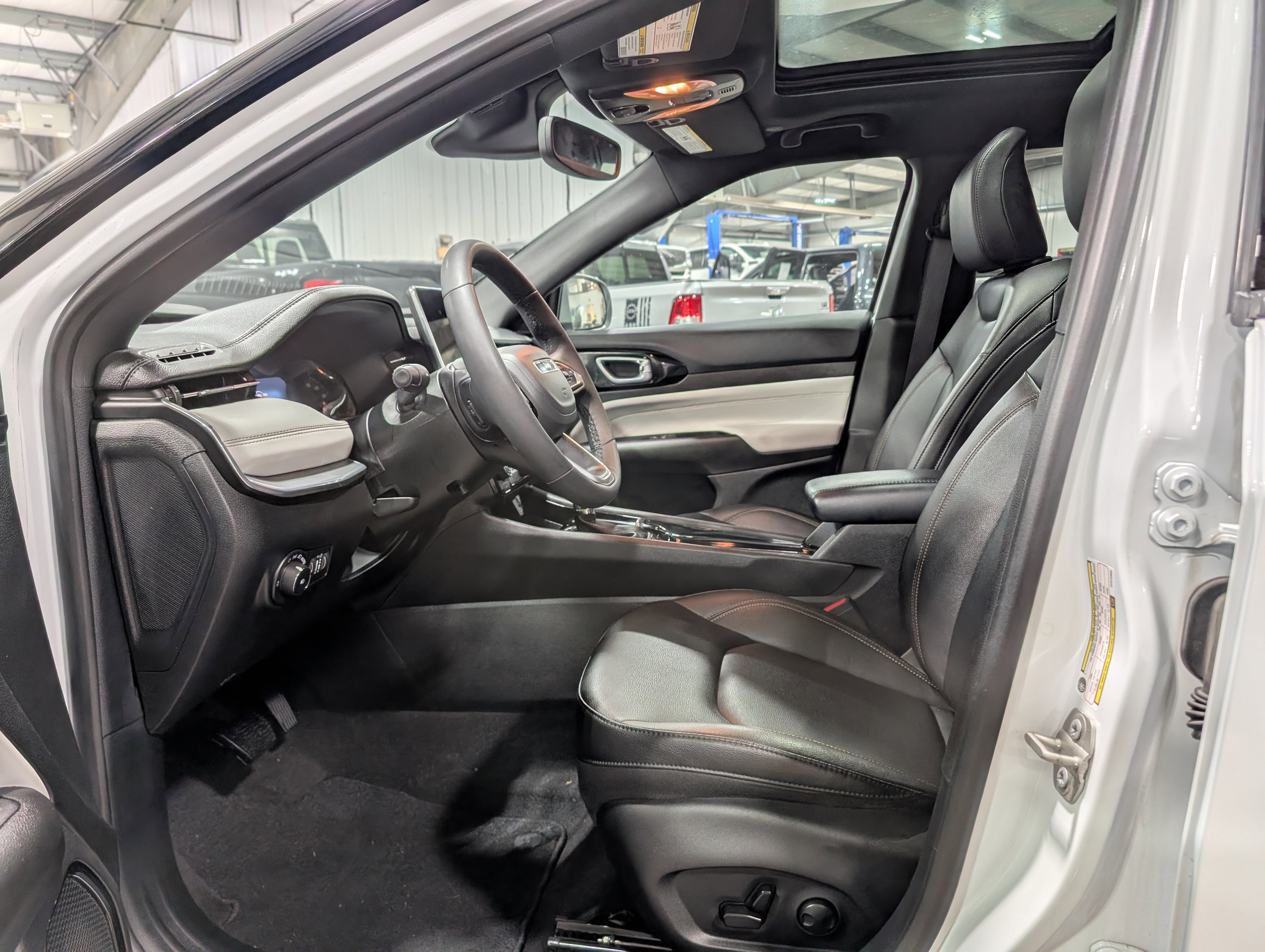 Used 2023 Jeep Compass Limited w/ Sun and Sound Group image 8