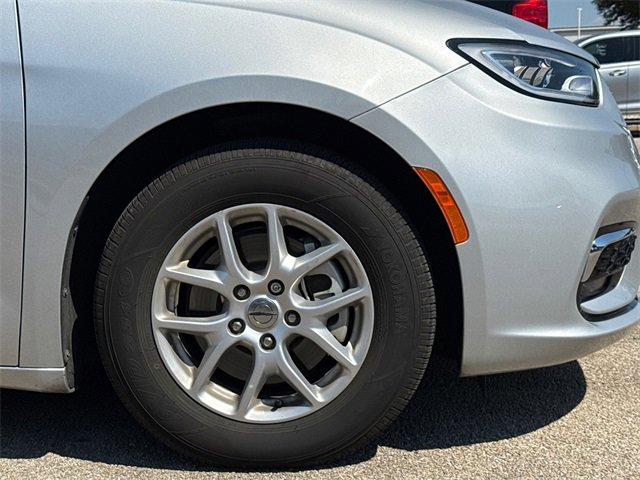 Used 2023 Chrysler Pacifica Touring-L image 6