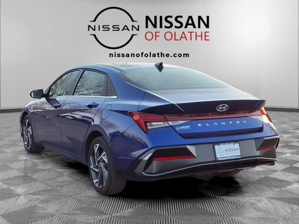 Used 2025 Hyundai Elantra SEL FWD image 3