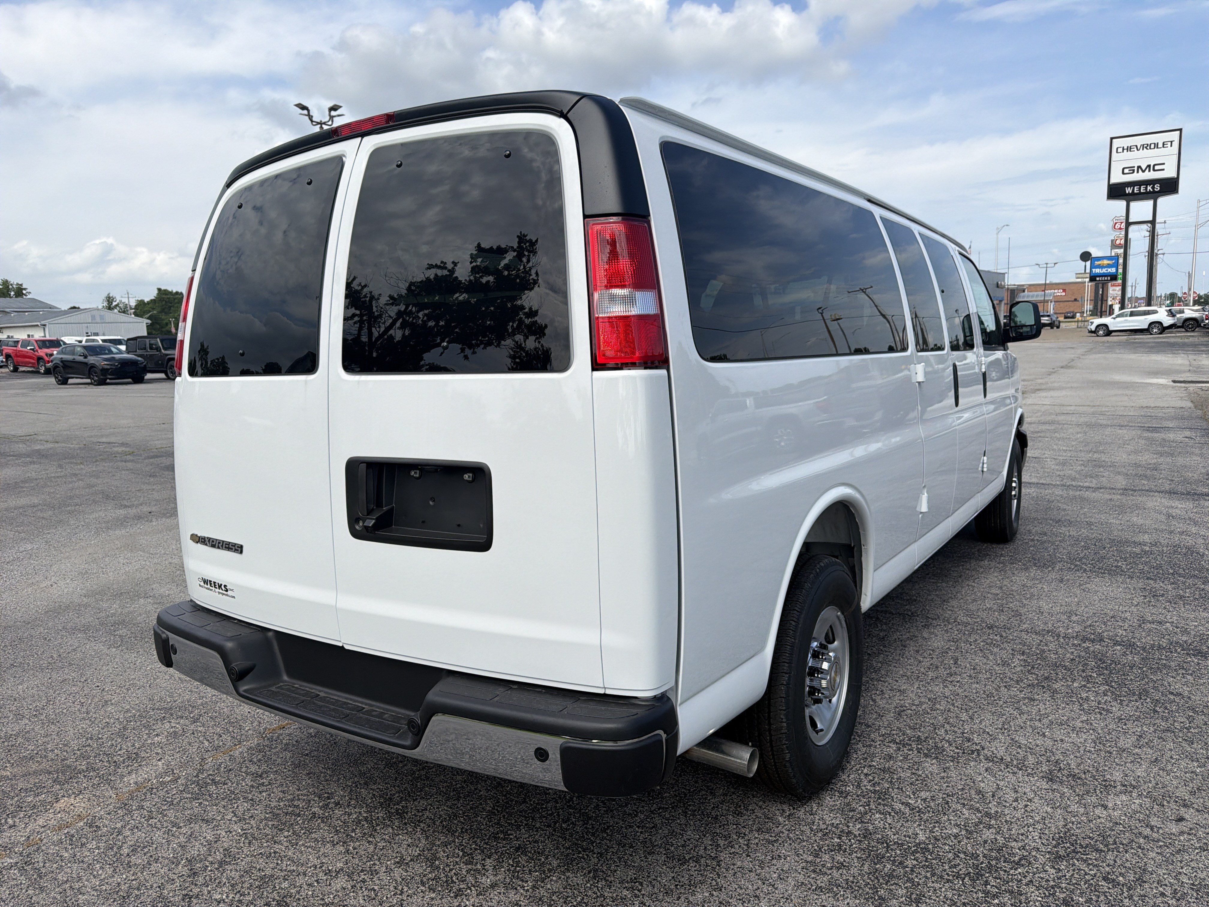 Used 2026 Chevrolet Express 3500 LT w/ LT Preferred Equipment Group RWD image 4