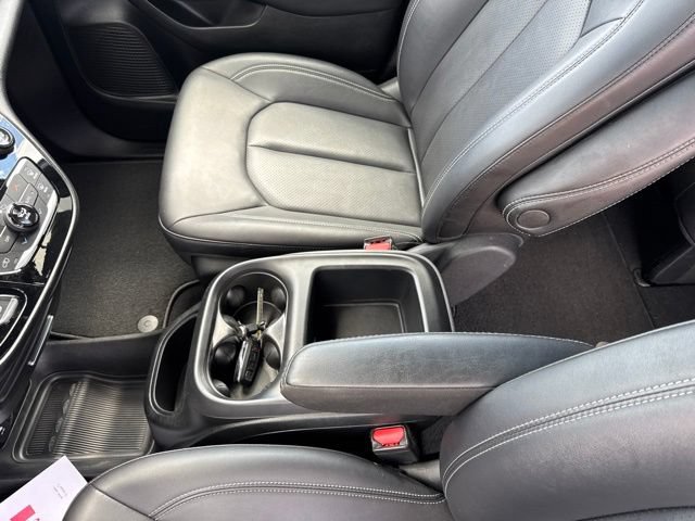 Used 2025 Chrysler Pacifica Select FWD image 16