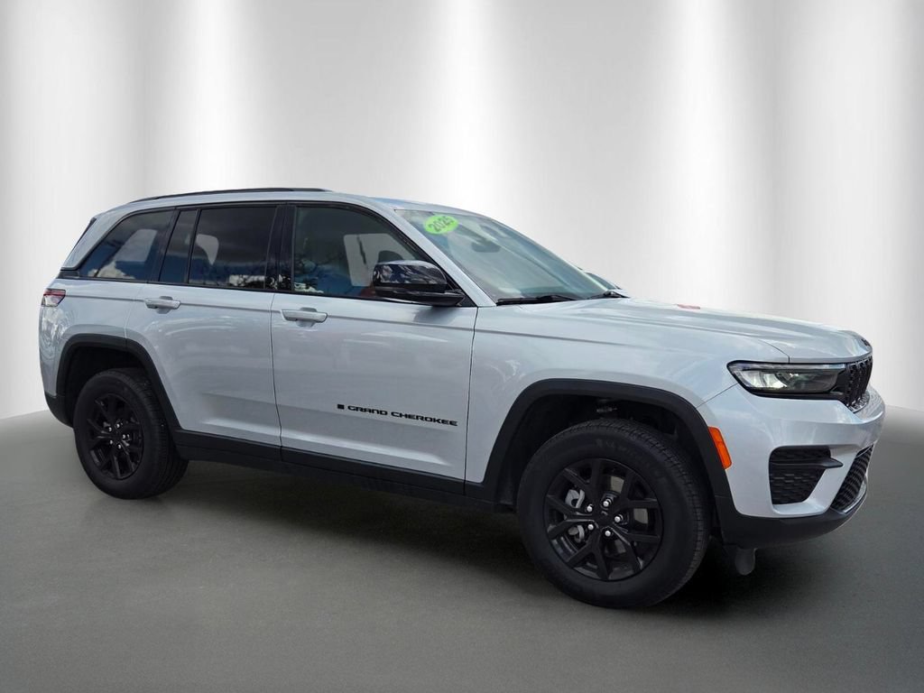 Used 2025 Jeep Grand Cherokee Altitude AWD/4WD image 2