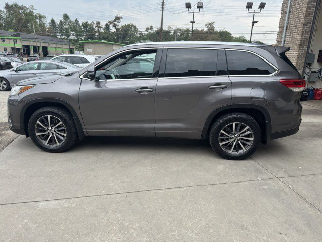 Used 2017 Toyota Highlander XLE AWD/4WD image 6
