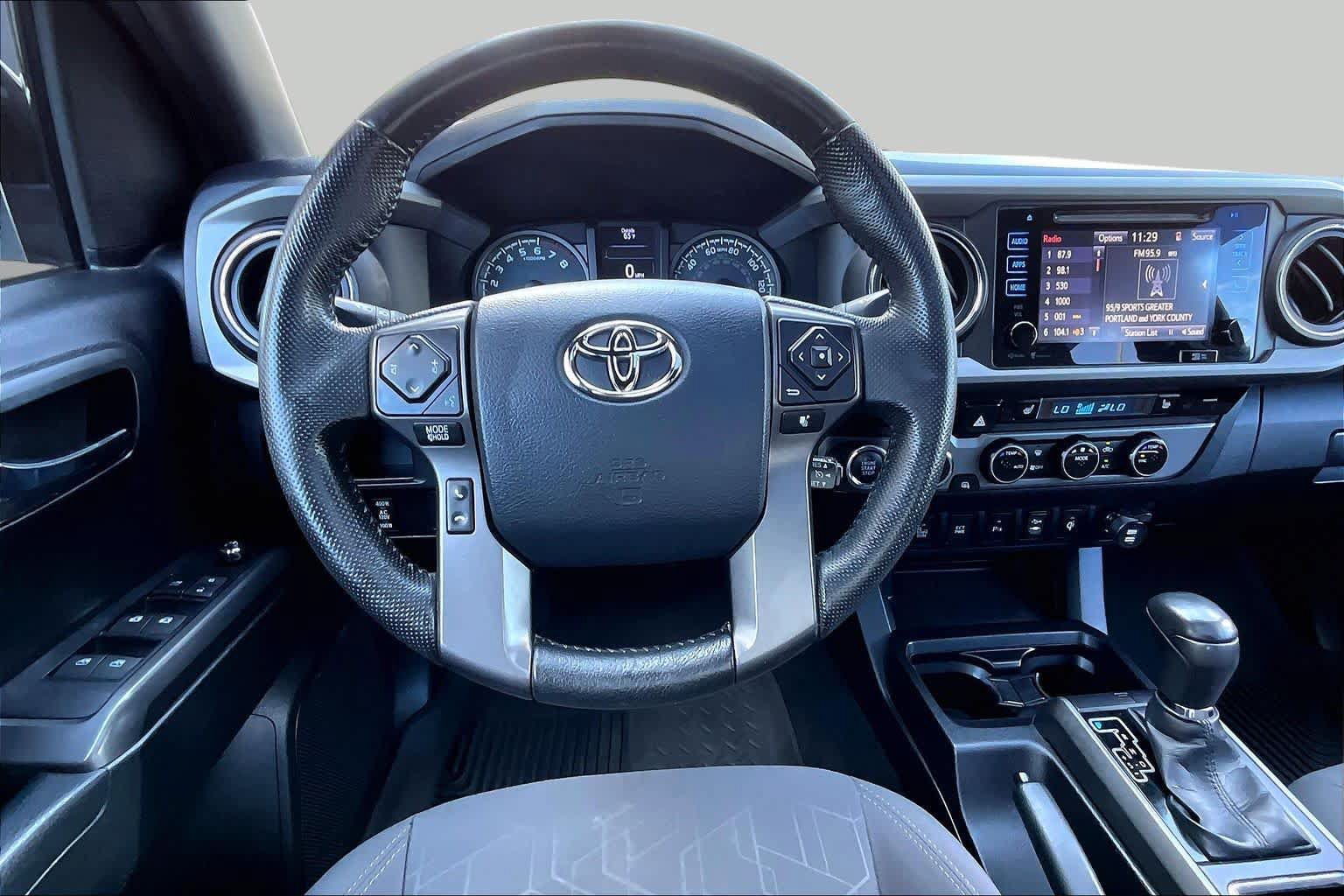 Used 2016 Toyota Tacoma TRD Off-Road w/ Premium & Technology Package AWD/4WD image 6