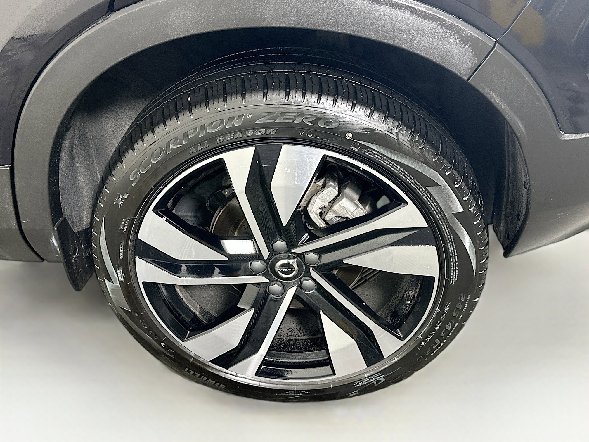 Used 2025 Volvo XC40 B5 Plus image 11