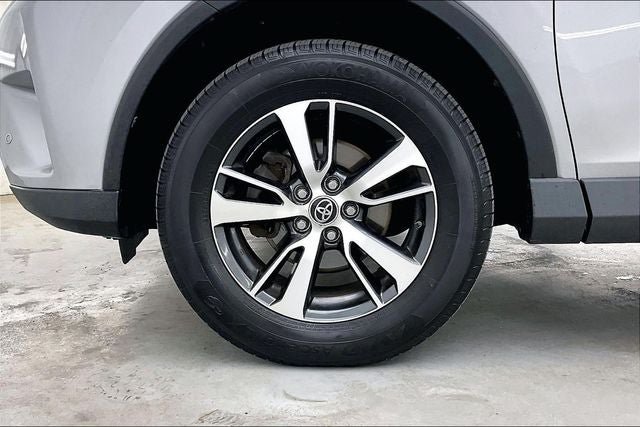 Used 2018 Toyota RAV4 XLE AWD/4WD image 10