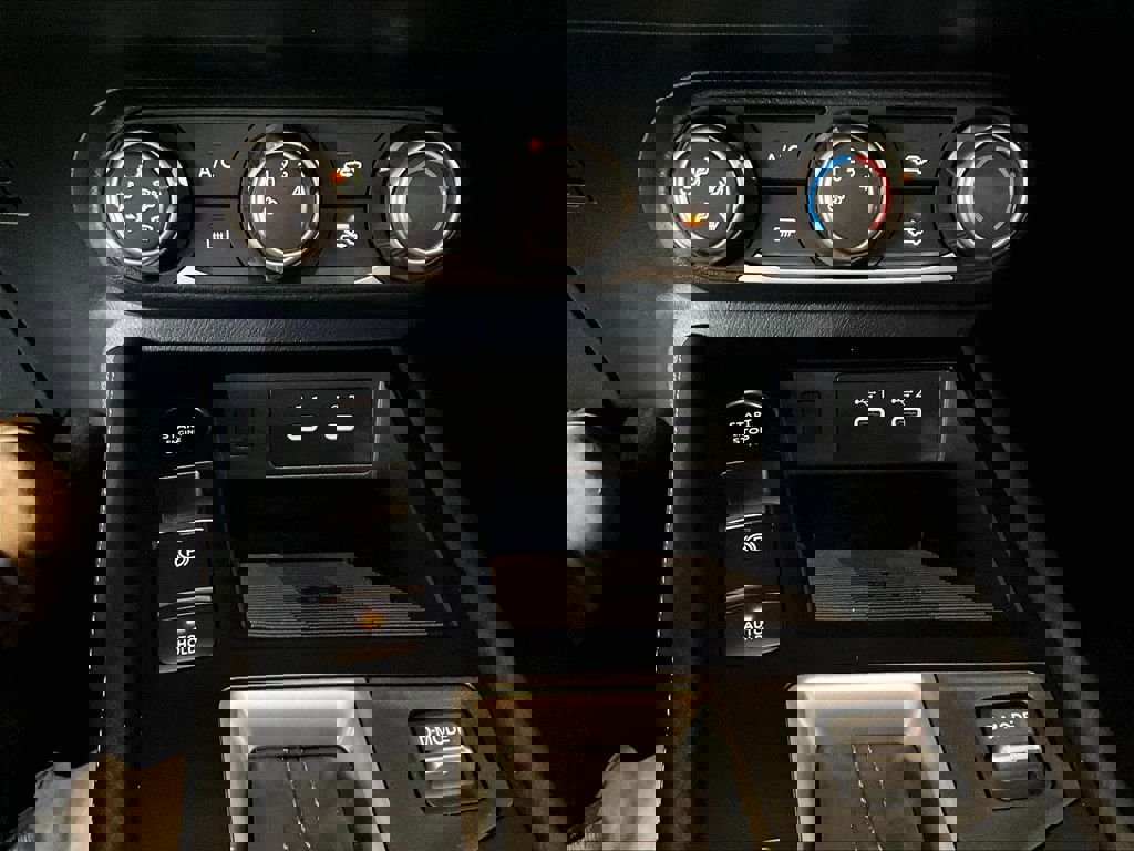 Used 2025 Nissan Kicks SV image 26