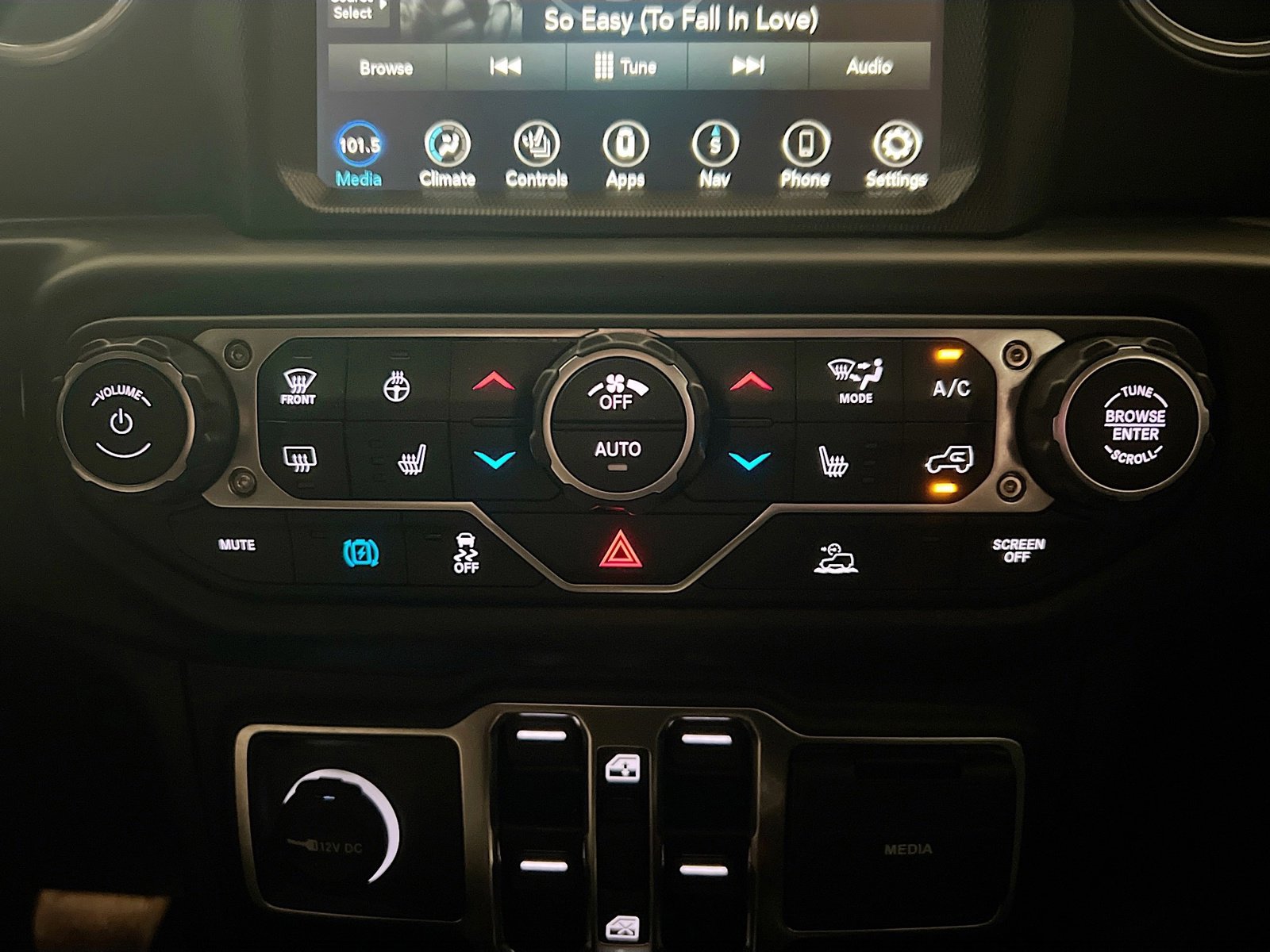 Used 2023 Jeep Wrangler Sahara w/ Cold Weather Group image 11