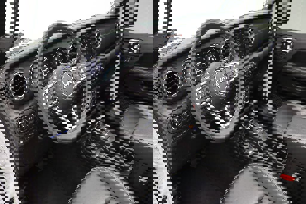 Used 2023 Jeep Wrangler Unlimited Sahara image 14