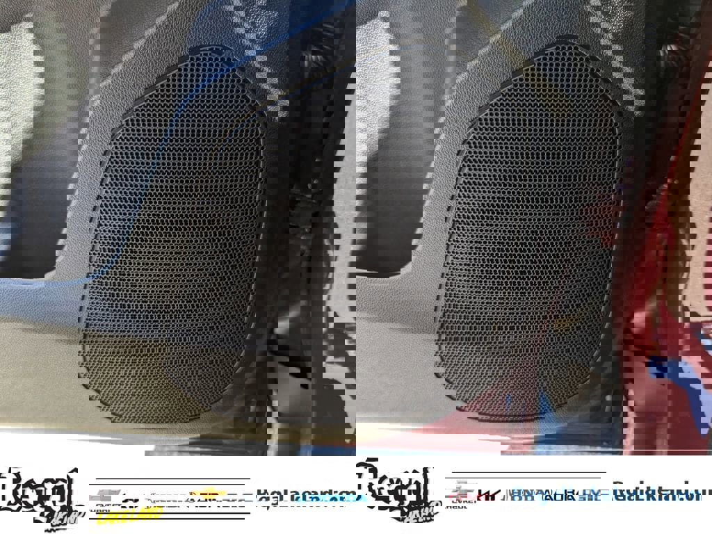 Used 2025 Chevrolet Trax LT w/ LT Convenience Package image 16