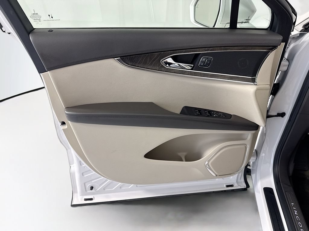 Used 2017 Lincoln MKX Reserve w/ Driver Assistance Package FWD image 24