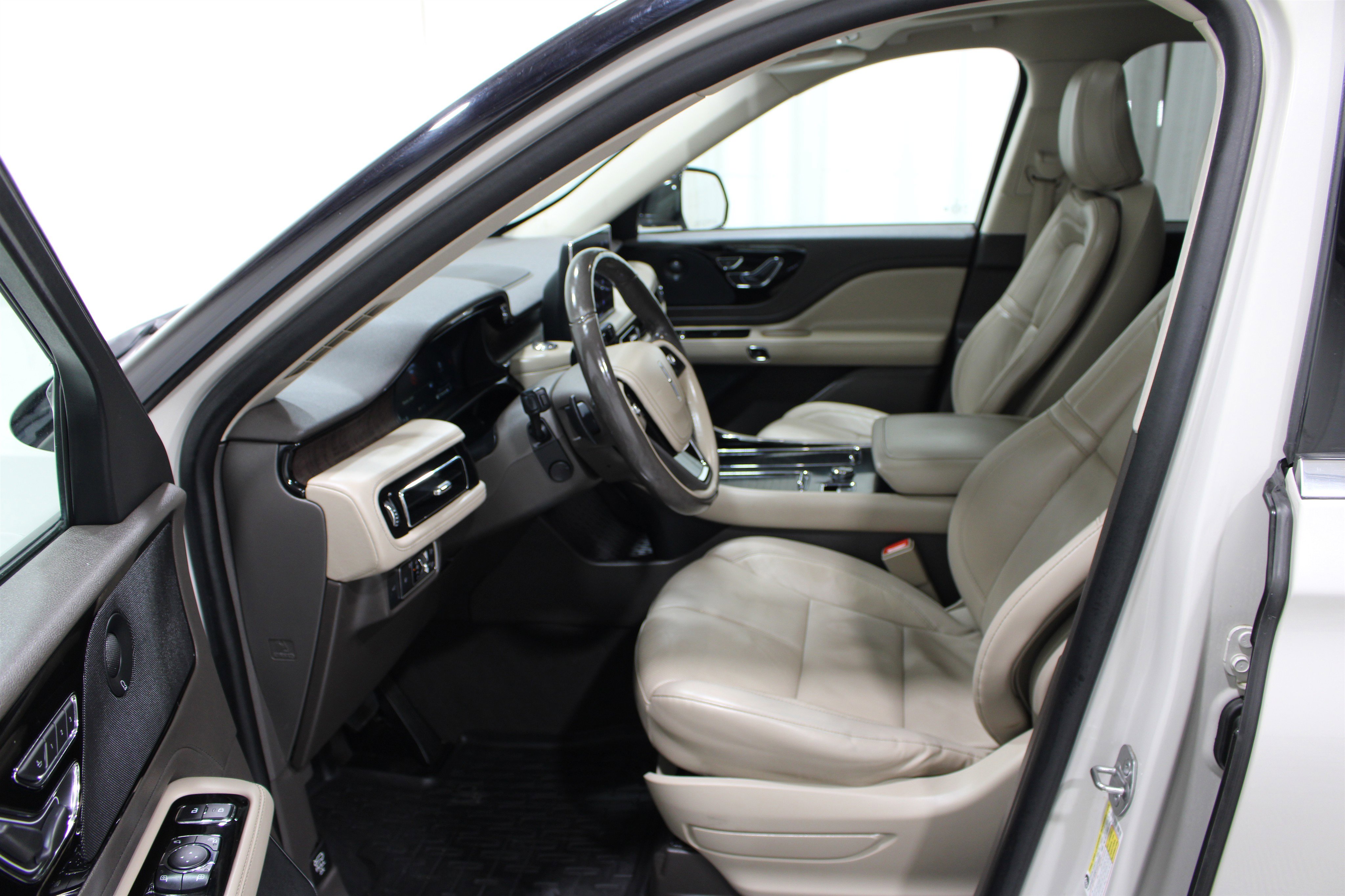 Used 2021 Lincoln Aviator Reserve w/ Equipment Group 201A AWD/4WD image 3