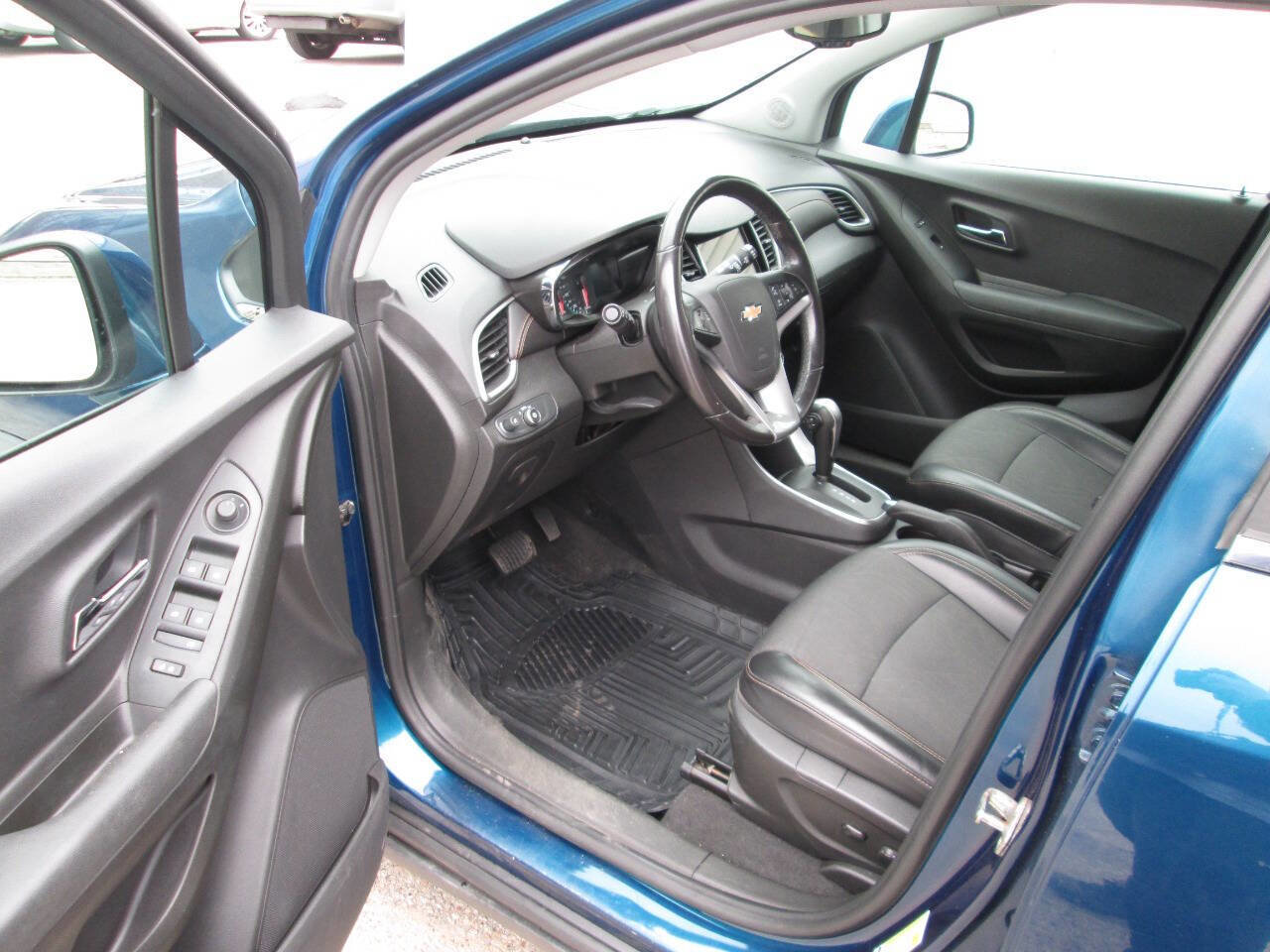 Used 2019 Chevrolet Trax LT w/ LT Convenience Package AWD/4WD image 13