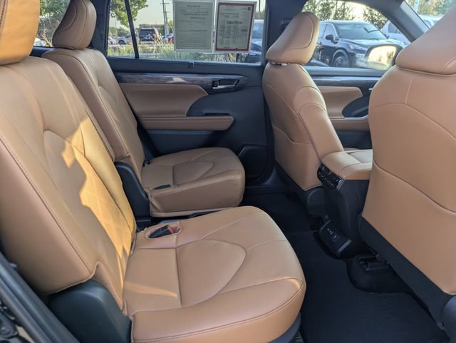 Certified 2025 Toyota Highlander Platinum AWD/4WD image 32