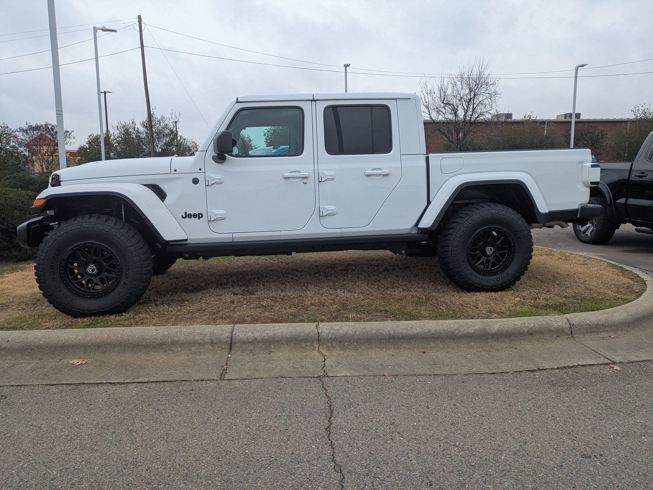 Used 2025 Jeep Gladiator Sport image 6