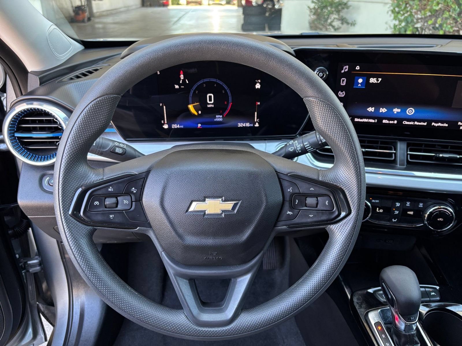 Used 2025 Chevrolet Trax LT FWD image 27