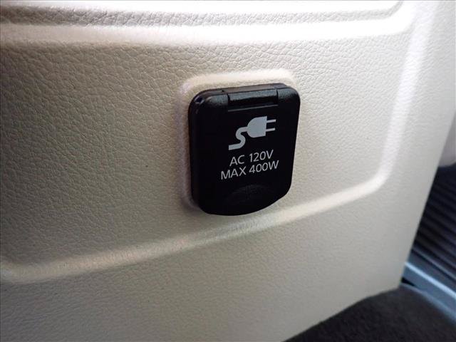 Used 2018 Nissan Titan SL w/ Chrome Package RWD image 11