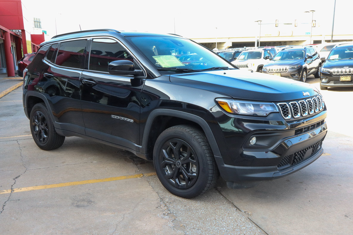 Used 2025 Jeep Compass Latitude AWD/4WD image 4