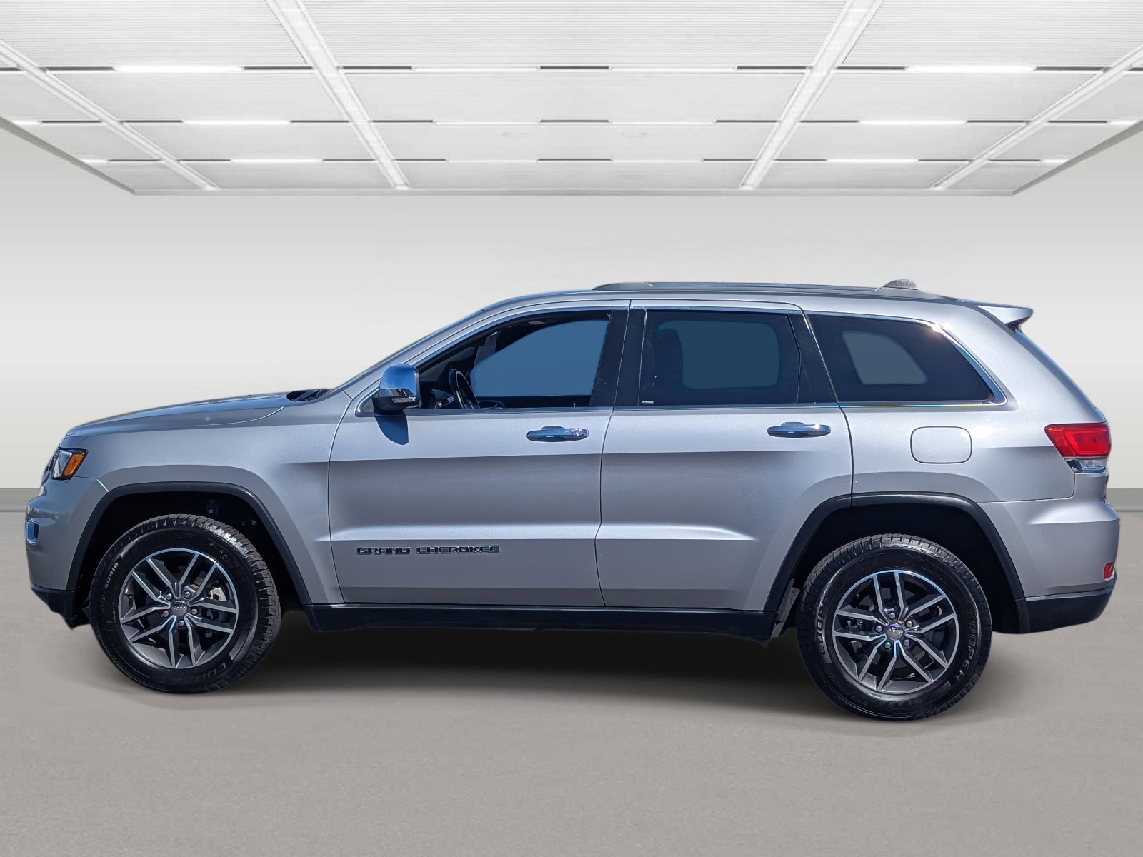 Used 2019 Jeep Grand Cherokee Limited w/ Luxury Group II image 2
