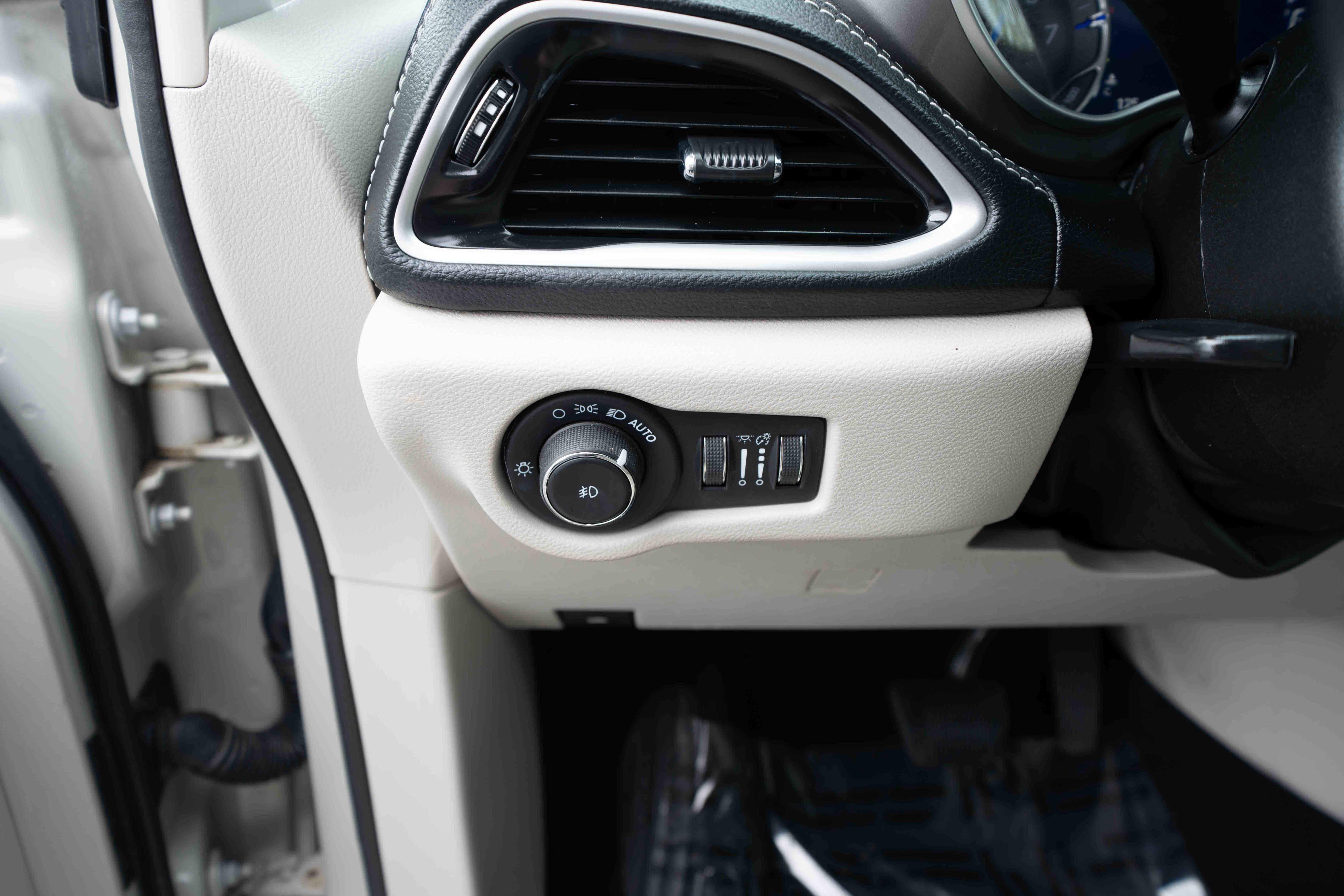 Used 2021 Chrysler Pacifica Touring-L FWD image 11