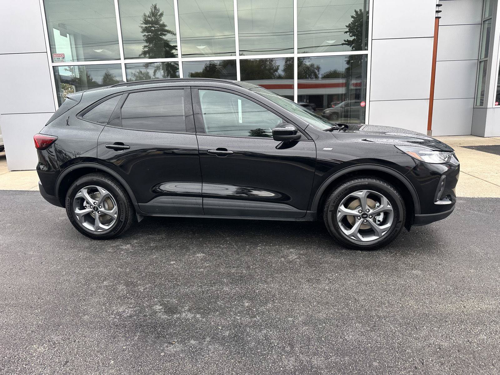 Used 2025 Ford Escape ST-Line Select AWD/4WD image 2