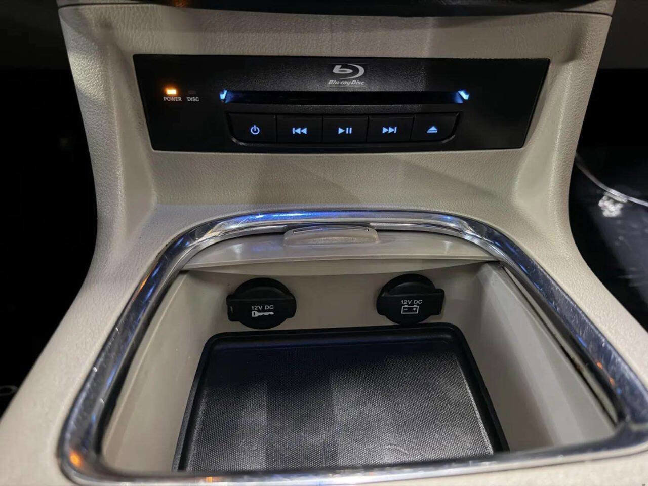 Used 2014 Chrysler Town & Country Touring-L image 48