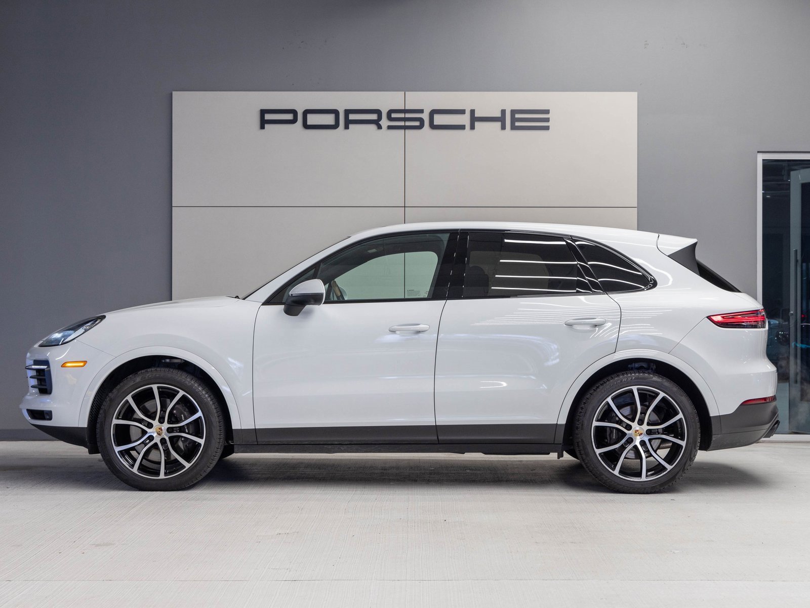 Certified 2023 Porsche Cayenne Platinum Edition image 2