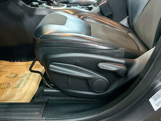 Used 2017 Jeep Cherokee Trailhawk w/ Cold Weather Group image 19