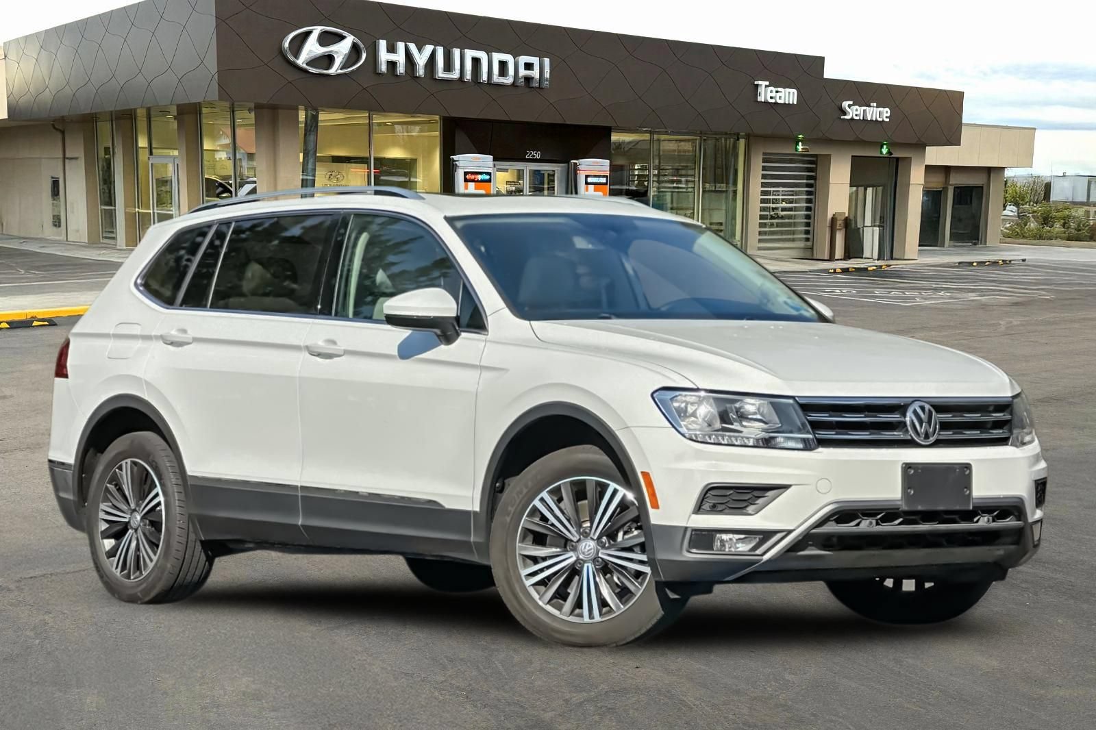 Used 2019 Volkswagen Tiguan SEL w/ 3rd Row Seat Package AWD/4WD image 2