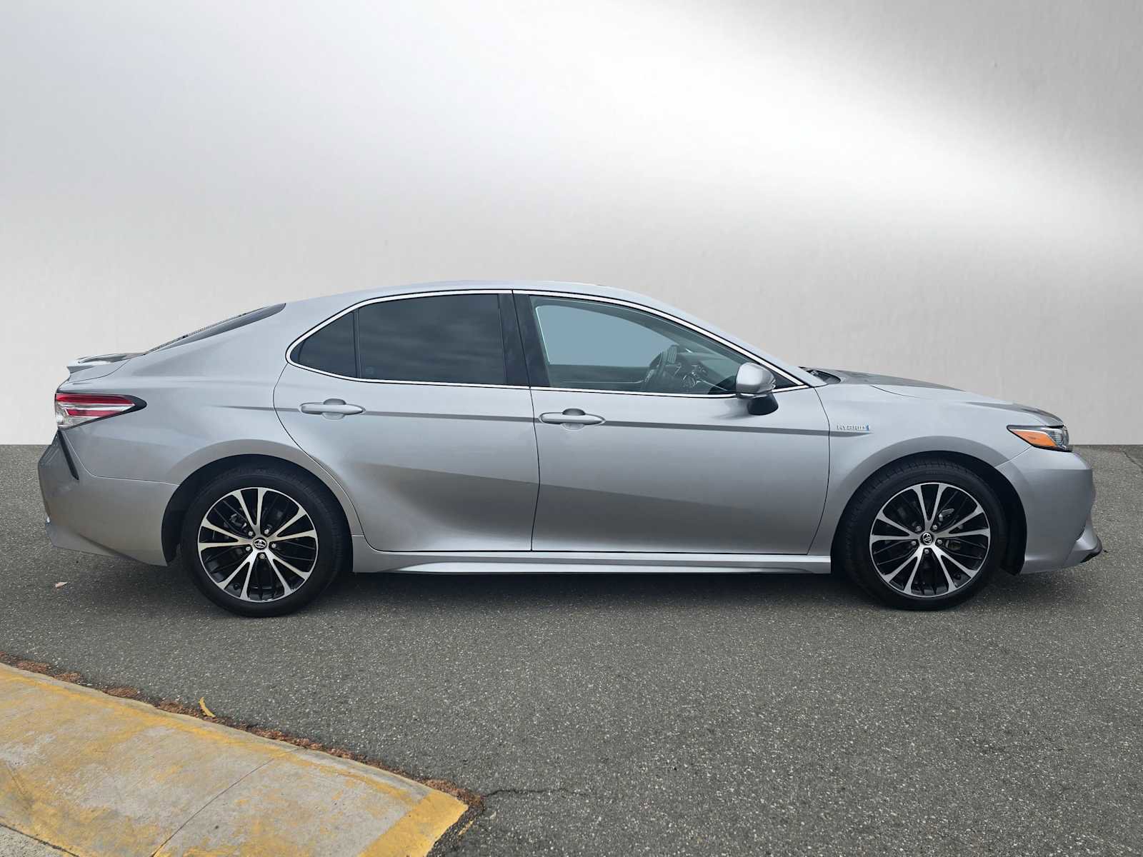Used 2020 Toyota Camry SE w/ Sunroof Package FWD image 2