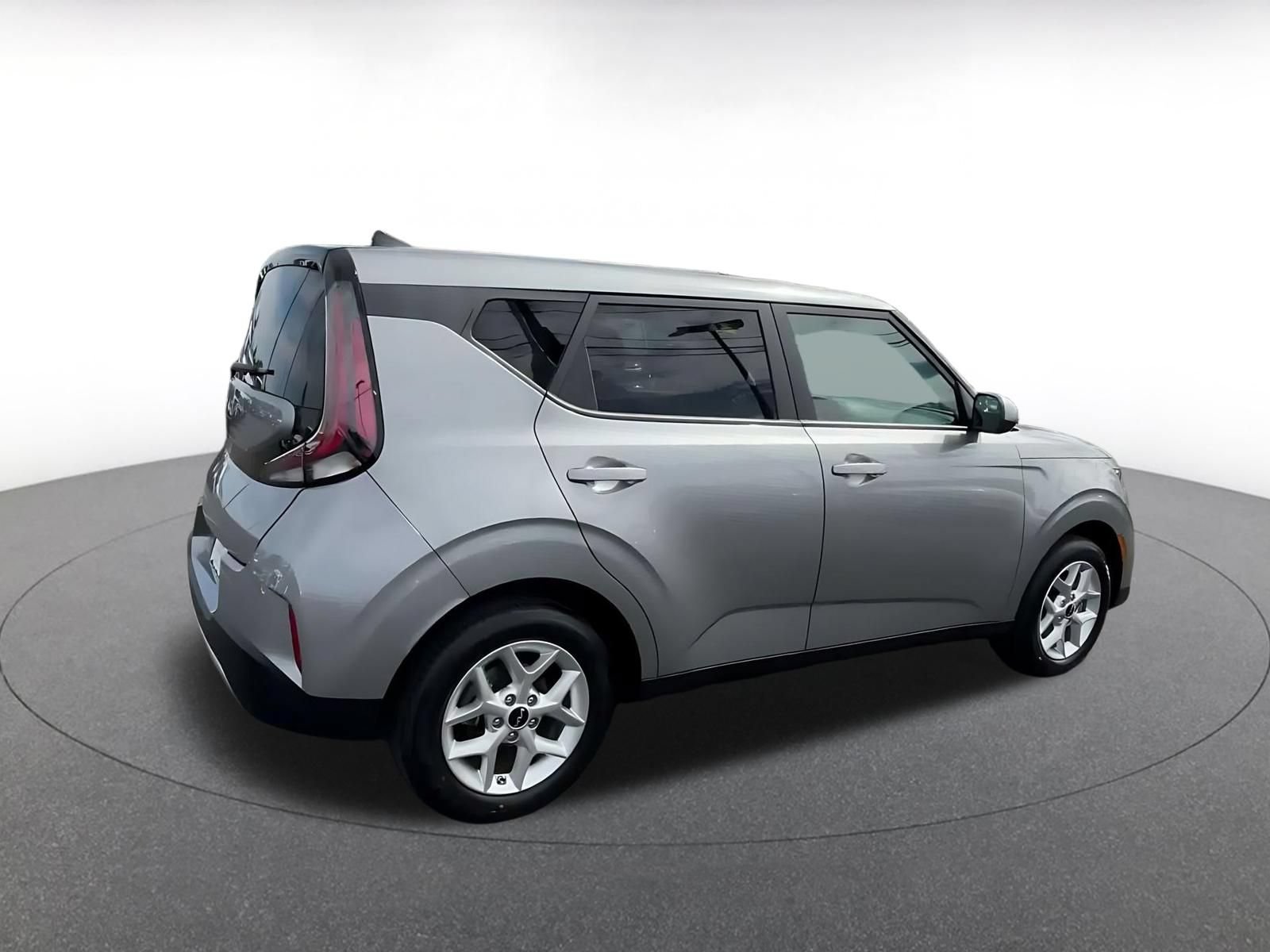 Used 2025 Kia Soul LX w/ LX Technology Package FWD image 12