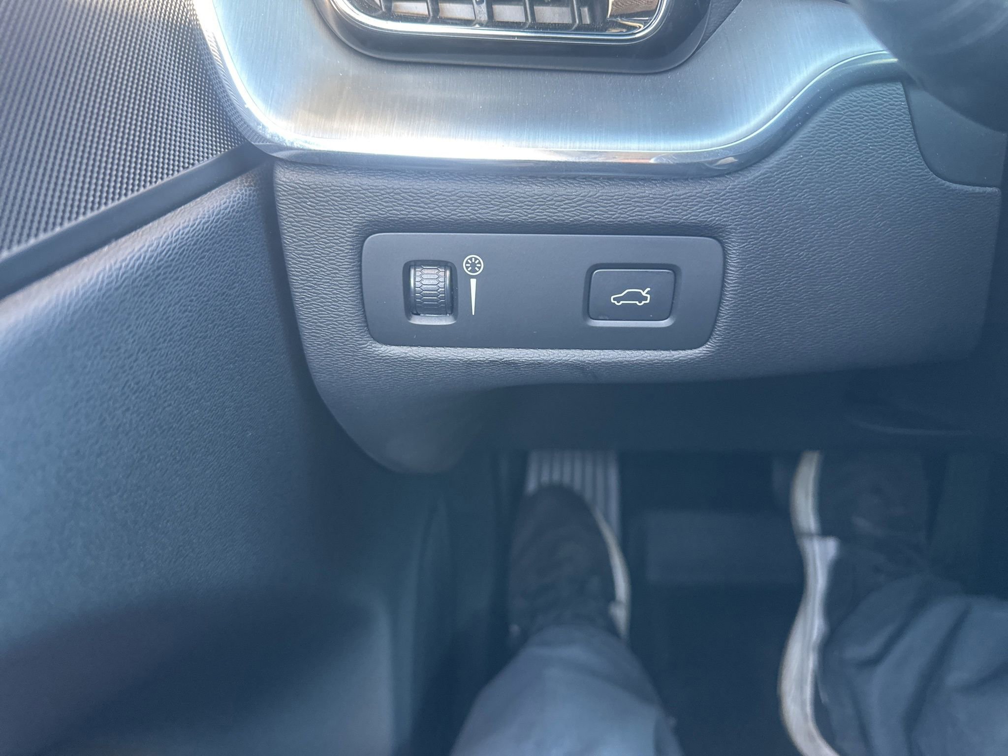 Used 2018 Volvo XC60 T5 Momentum w/ Convenience Package image 30