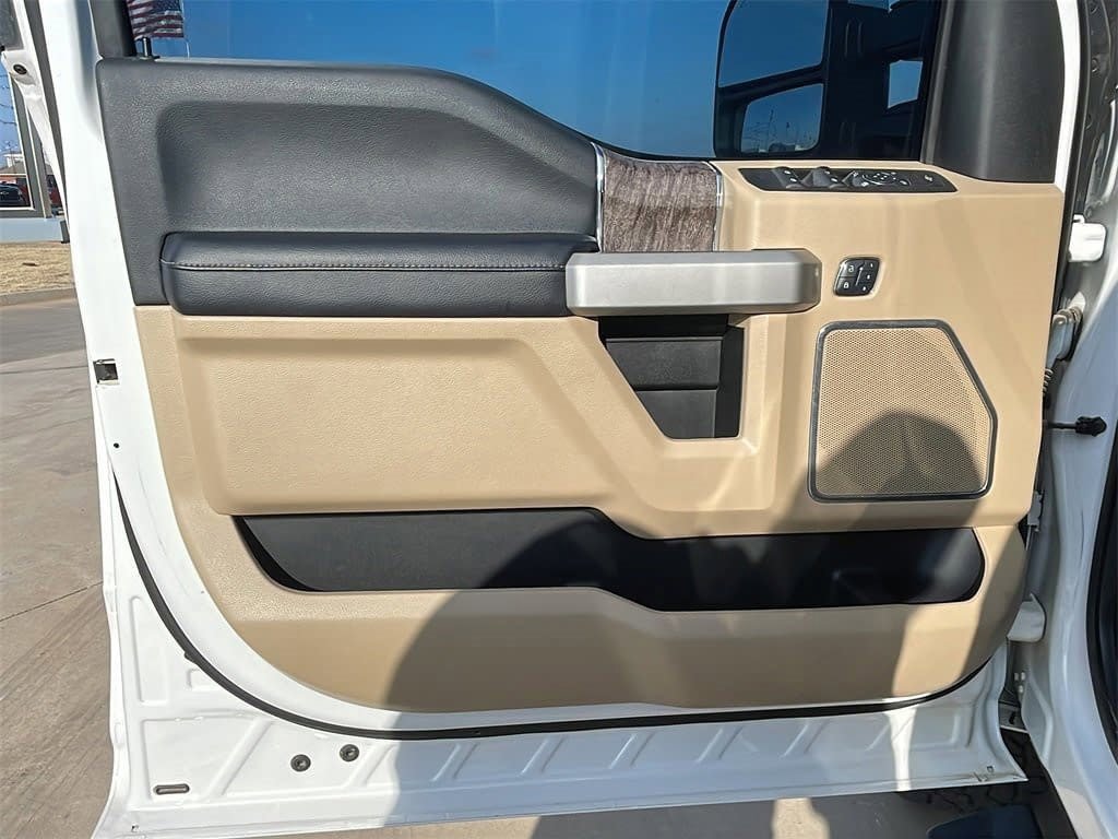 Used 2018 Ford F250 Lariat w/ Chrome Package image 18