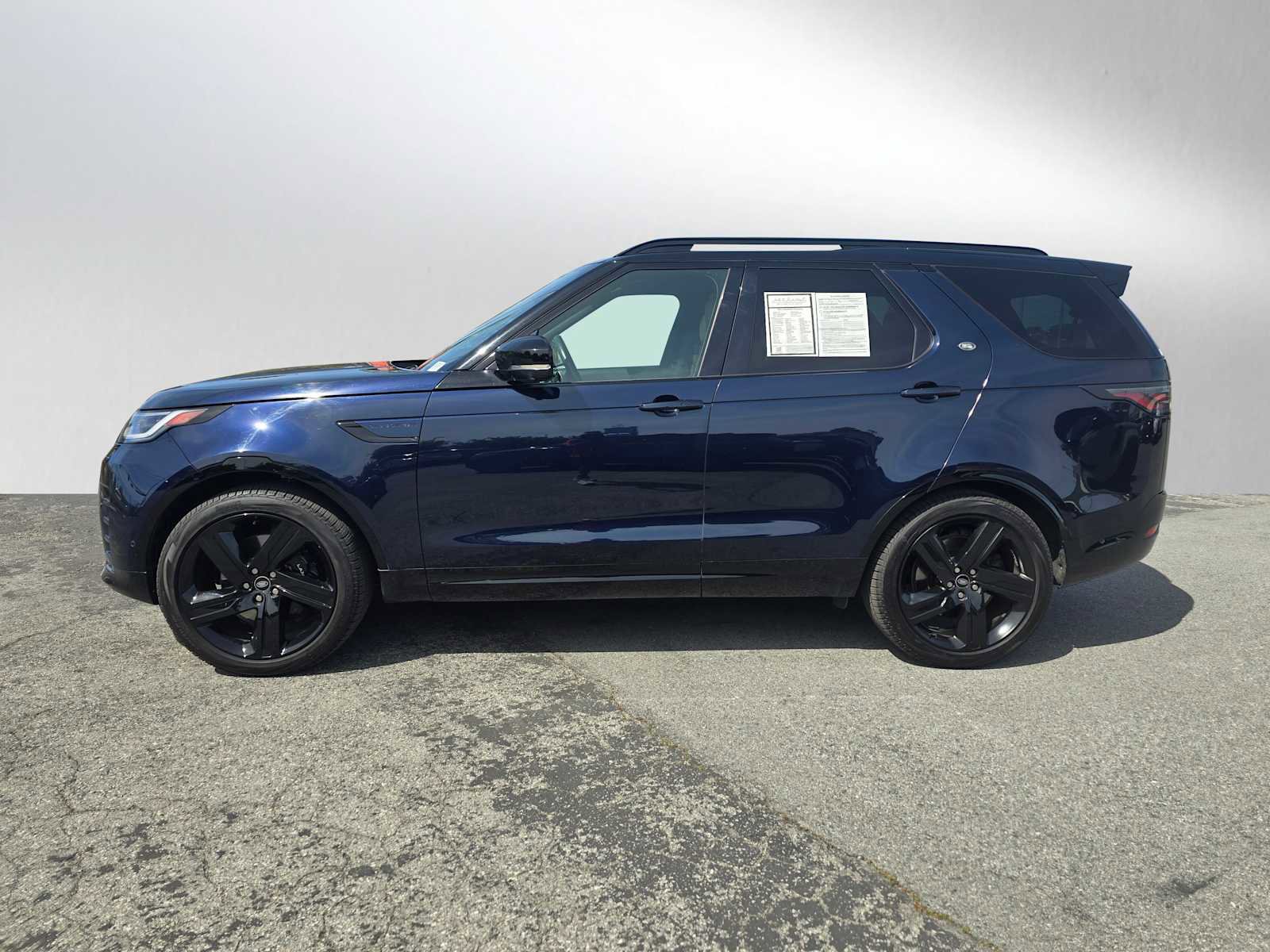 Used 2023 Land Rover Discovery Metropolitan Edition image 2