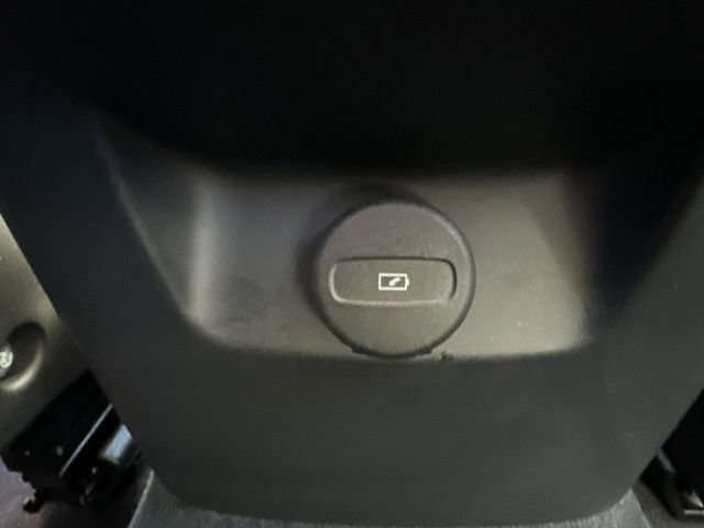 Used 2025 Volvo XC60 B5 Plus image 18