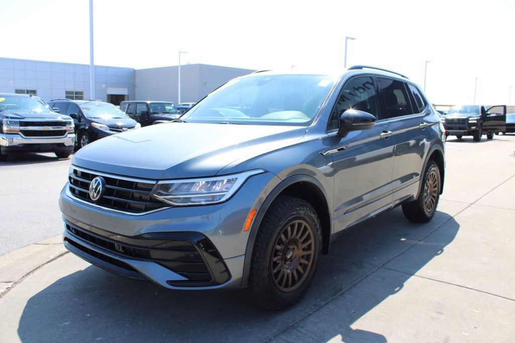 Used 2022 Volkswagen Tiguan SE R-Line image 3
