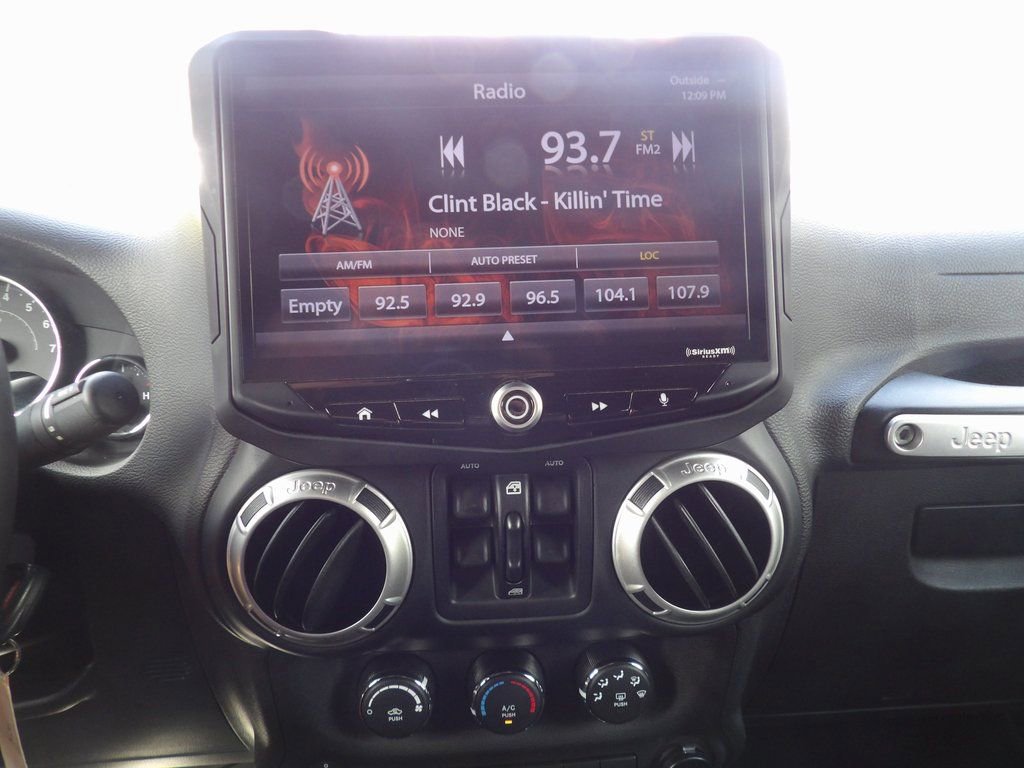 Used 2017 Jeep Wrangler Unlimited Sahara w/ Connectivity Group image 16