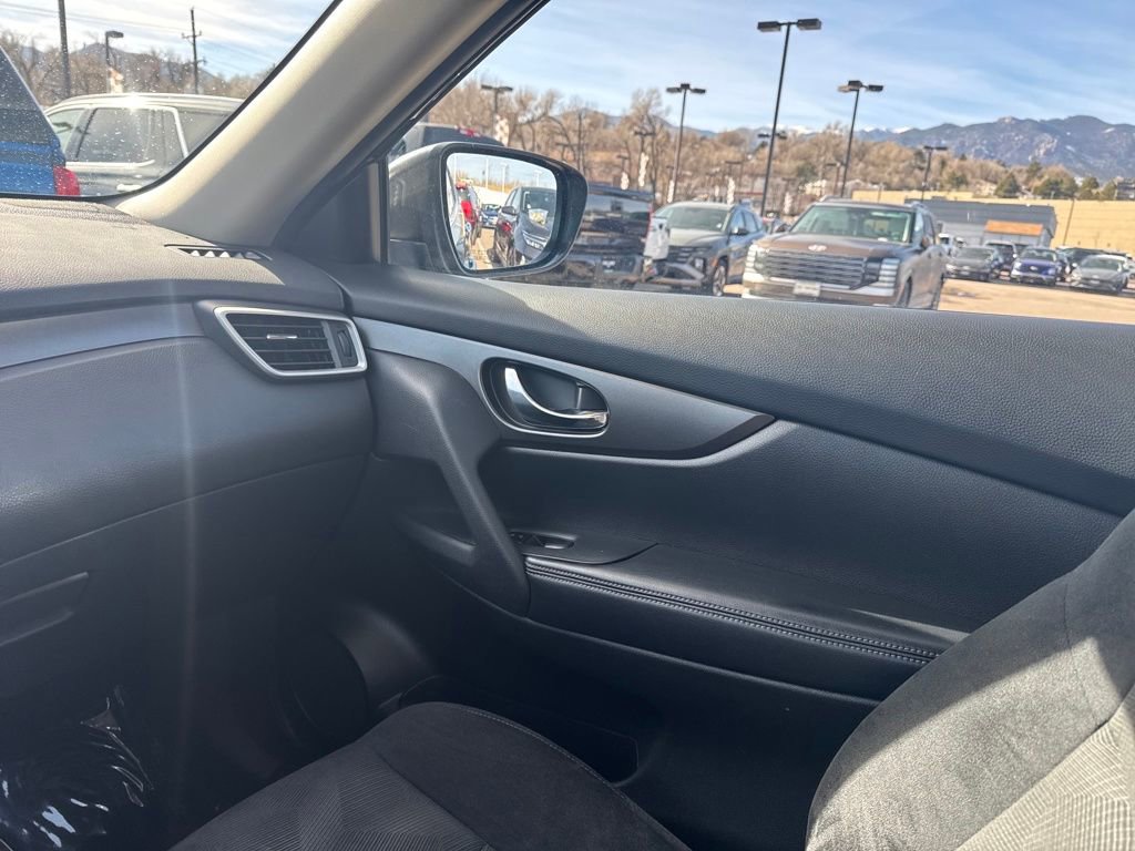 Used 2014 Nissan Rogue SV w/ SV Family Package image 32