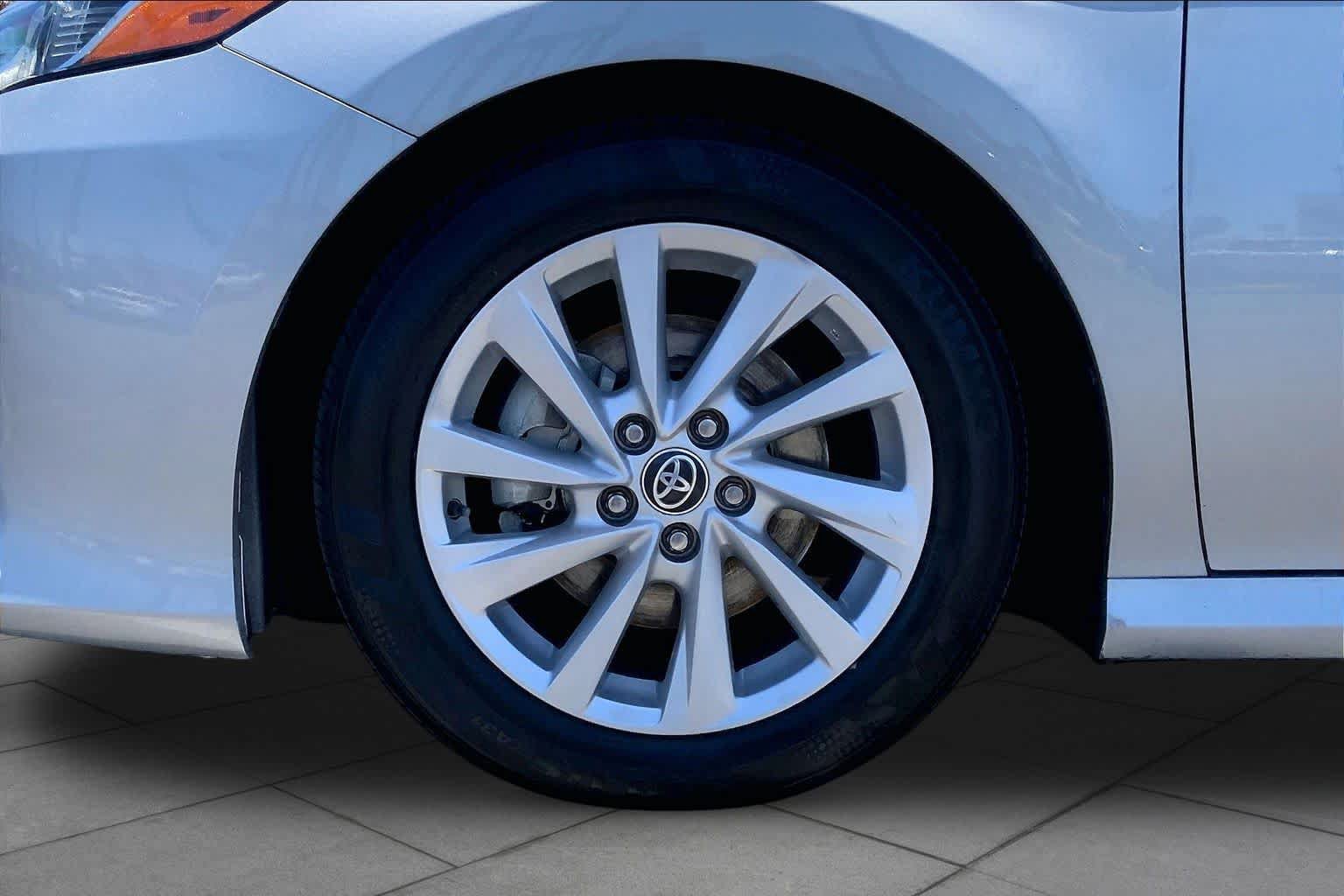 Used 2022 Toyota Camry LE w/ Carpet Mat Package (TMS) FWD image 10