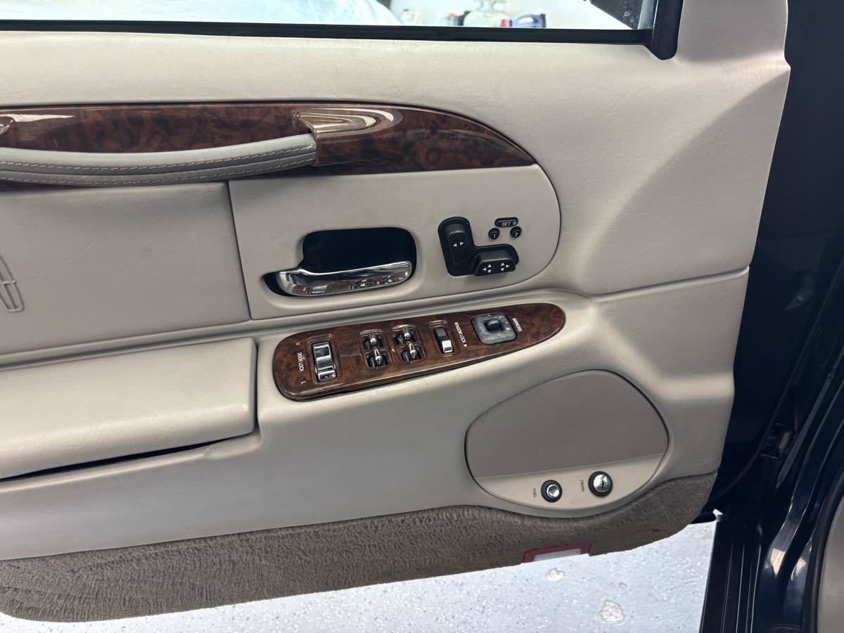 Used 2001 Lincoln Town Car Signature RWD image 17
